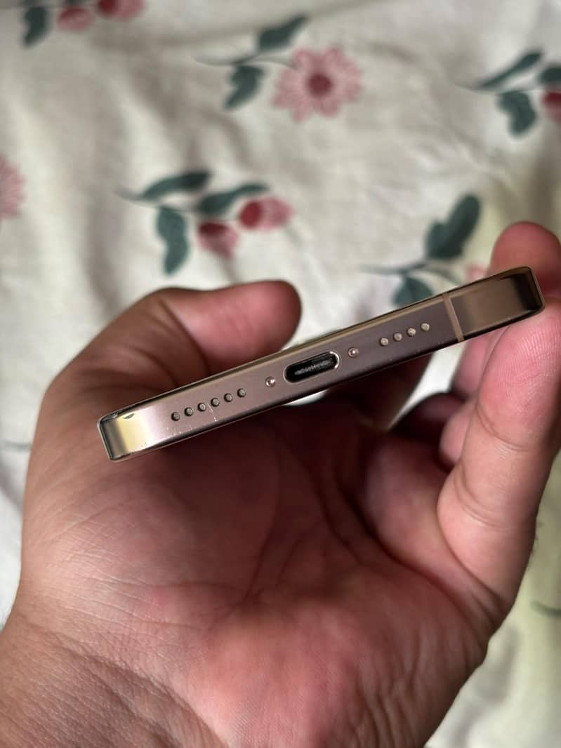 Apple iPhone 16 Pro Max 4