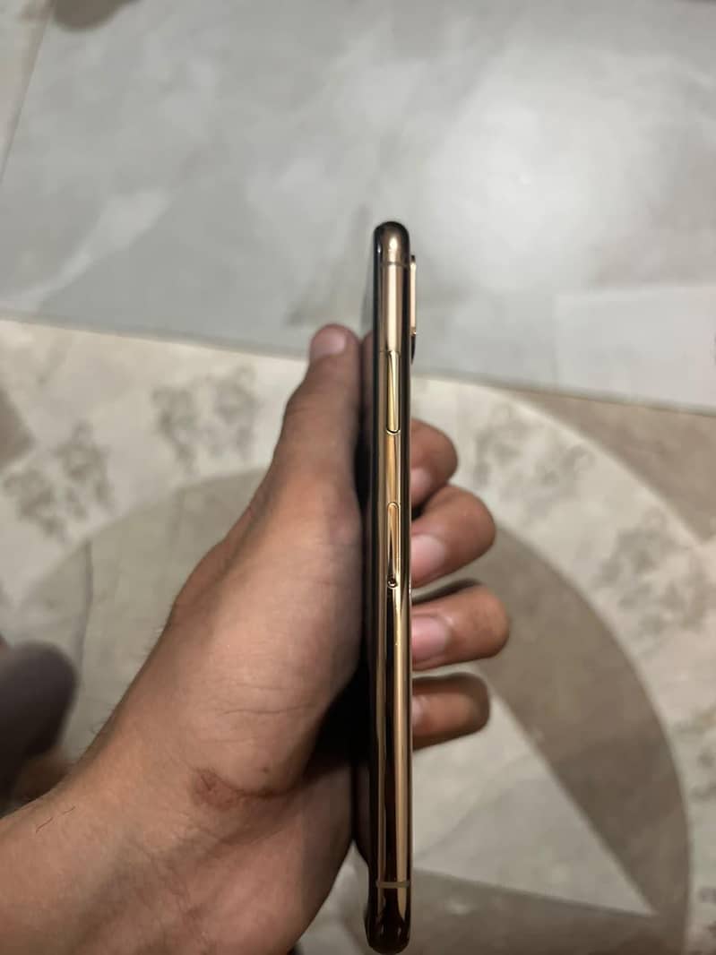Apple iPhone XS 3
