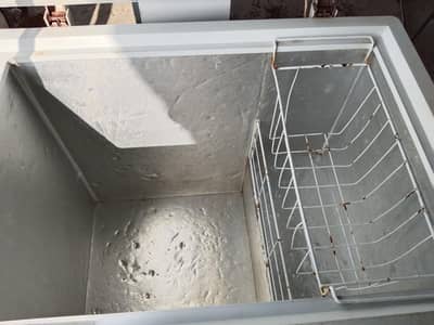 Haier single door depfrezer in good condition 1 month gas warienty