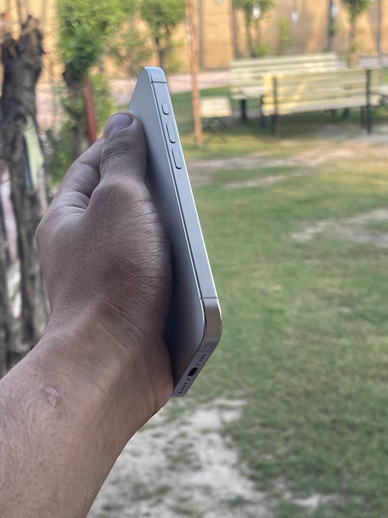 Apple iPhone 15 Pro 3