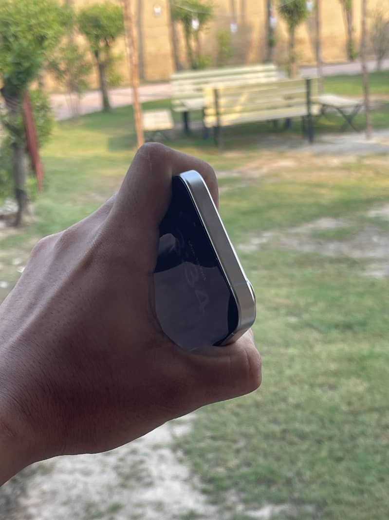 Apple iPhone 15 Pro 4