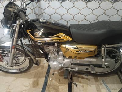 honda 125 black with gold brand new only 750 killometer driven