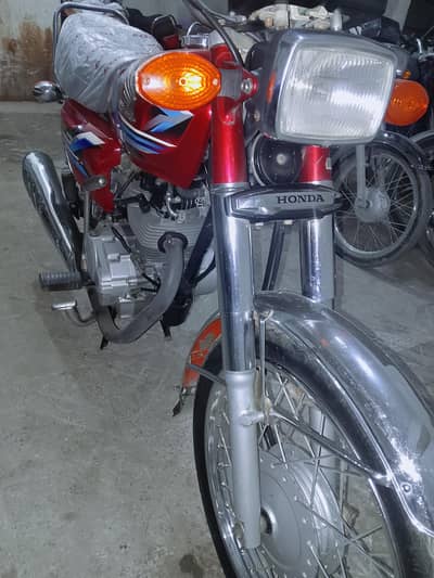 Honda cg125 total genuine ten by ten Karachi nmbr first owner
