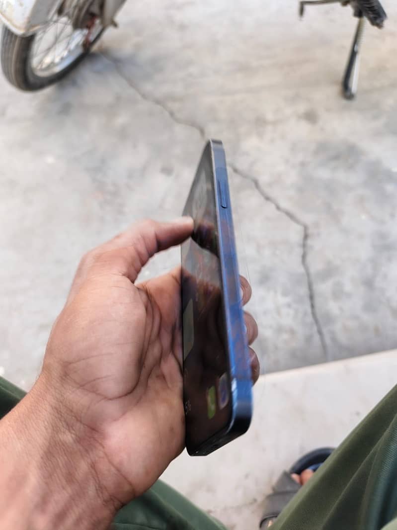 Apple iPhone 12 3