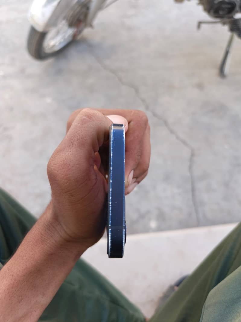 Apple iPhone 12 4