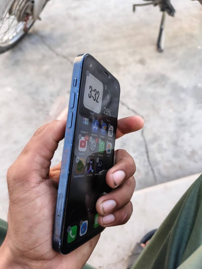 Apple iPhone 12 6