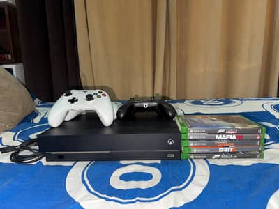 xbox one x 1 Tb with 3 controllers