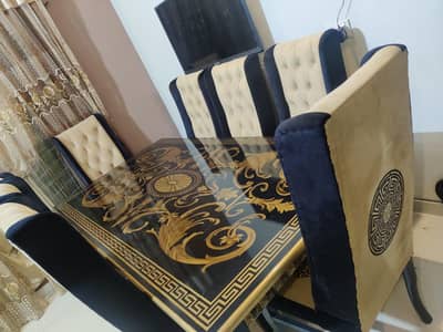 8 seater luxury dinning table in good condition