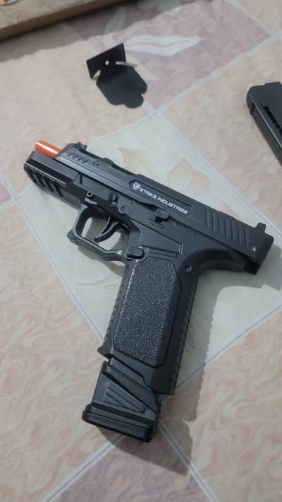 Good quality toy gun with slide lock and 3 mags