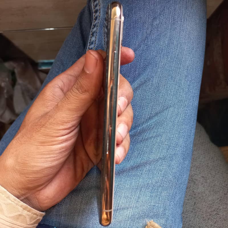 Apple iPhone XS 3