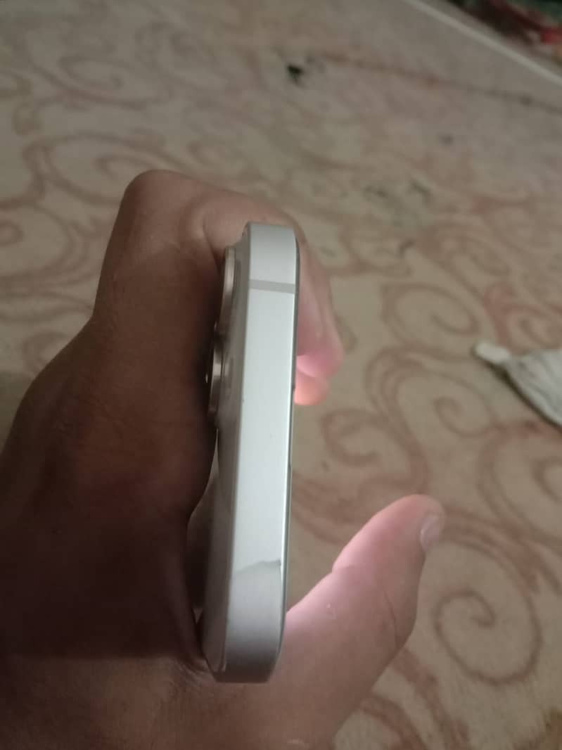 Apple iPhone 13 4