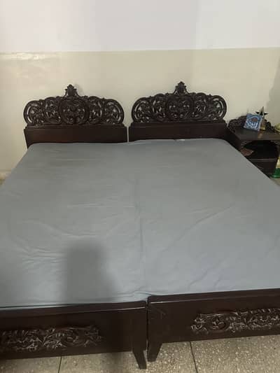 2 single beds Chinioti with one side table