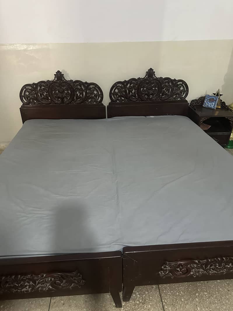 2 single beds Chinioti with one side table 0