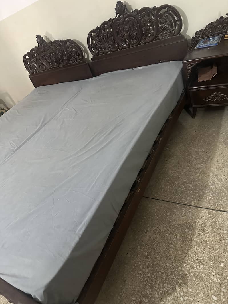 2 single beds Chinioti with one side table 1