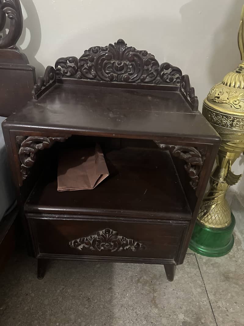 2 single beds Chinioti with one side table 2