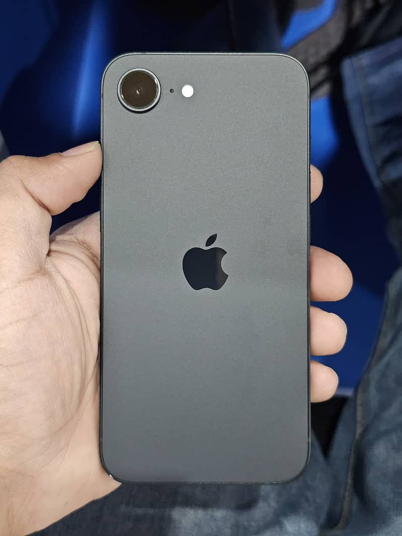 Apple iPhone 16e 0