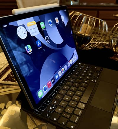 Apple iPad Air 4 - Clean Condition  100% Original Apple Magic Keyboard