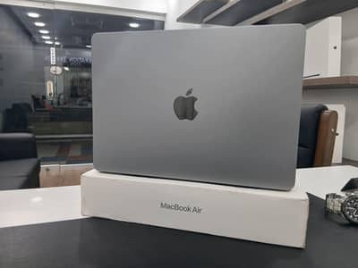 Macbook Air M3, 13" (8/256) Almost New