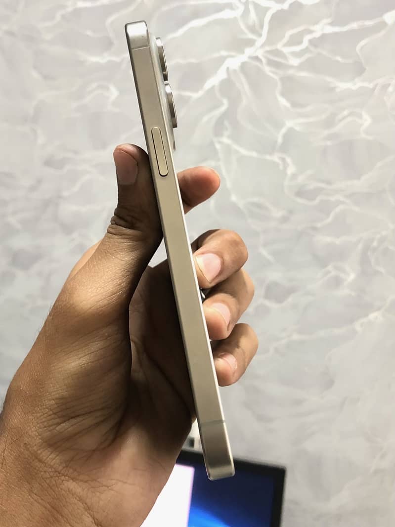 Apple iPhone 15 Pro Max 2