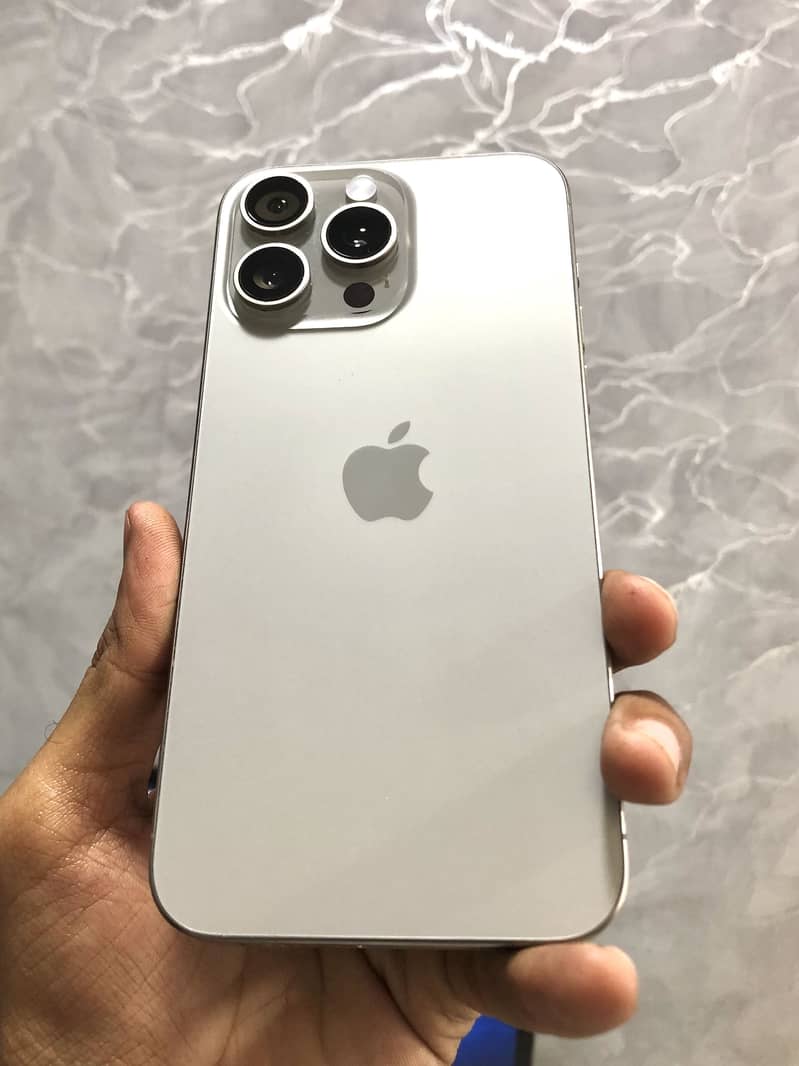 Apple iPhone 15 Pro Max 4