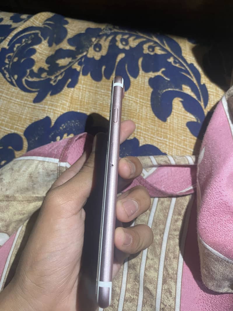Apple iPhone 7 3