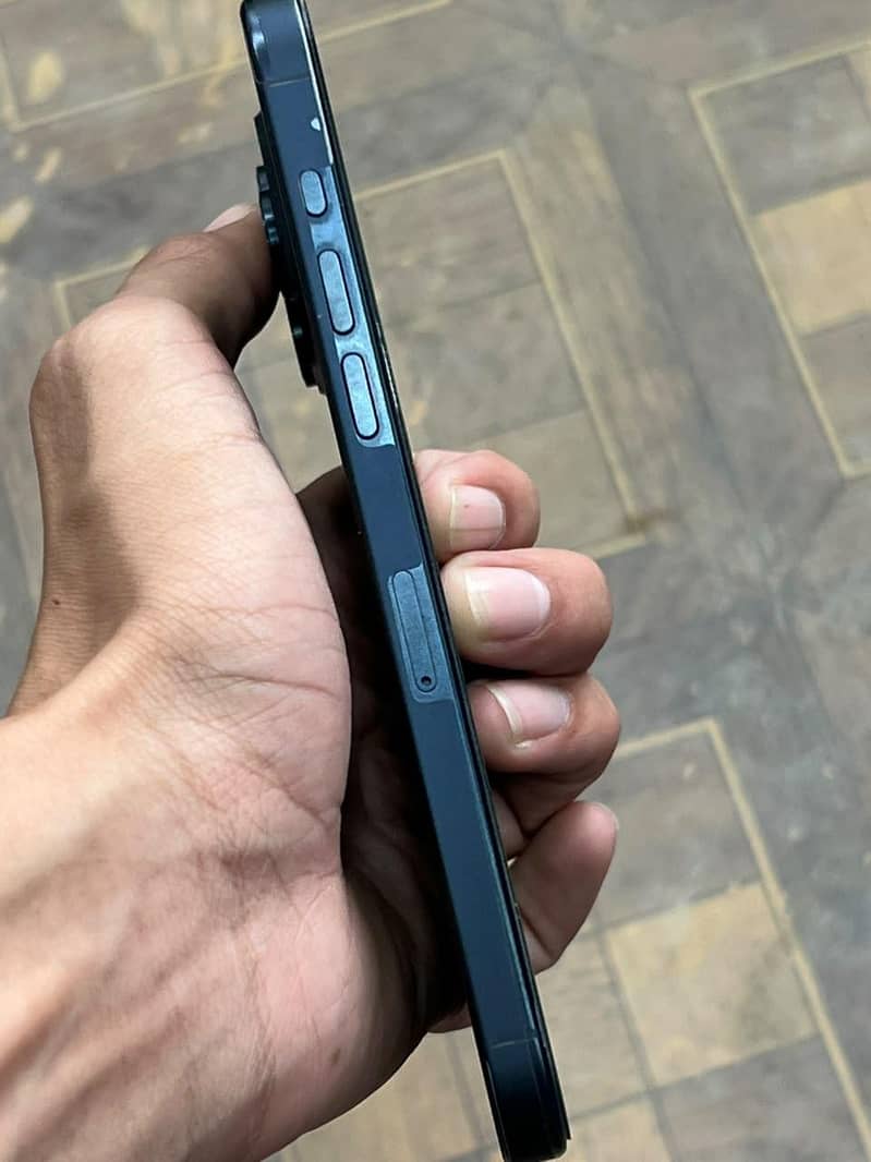 iPhone 15 Pro Max 4