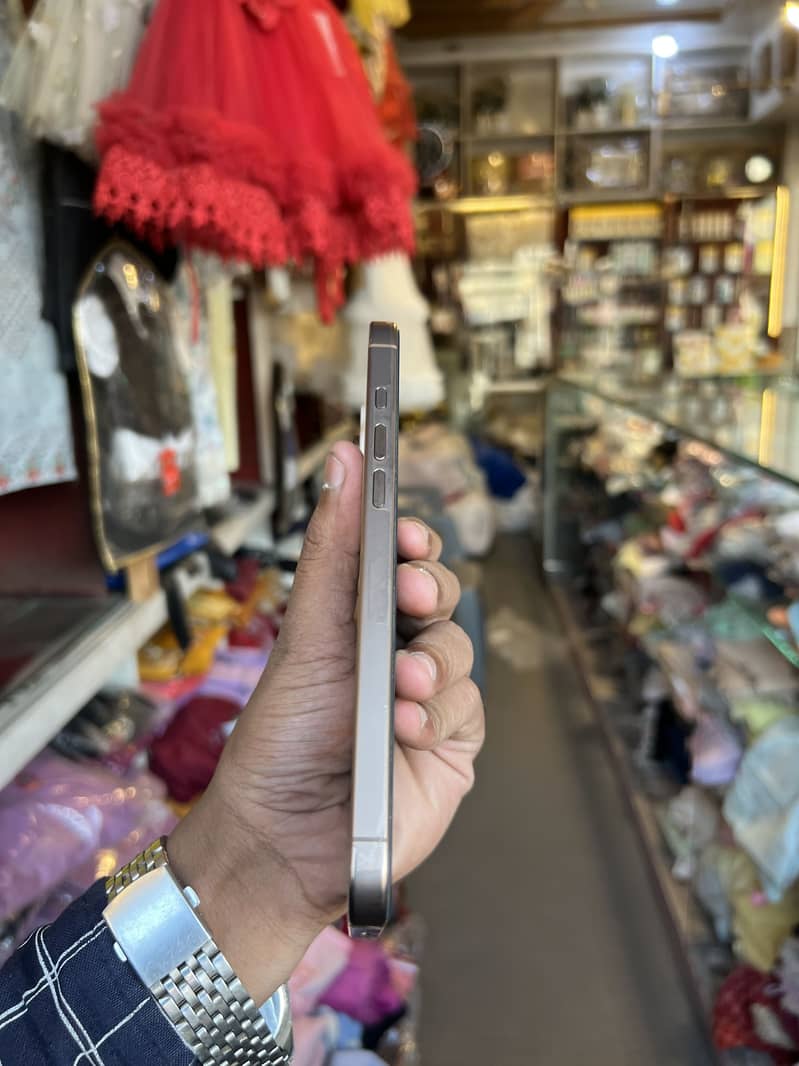 Apple iPhone 16 Pro Max 0