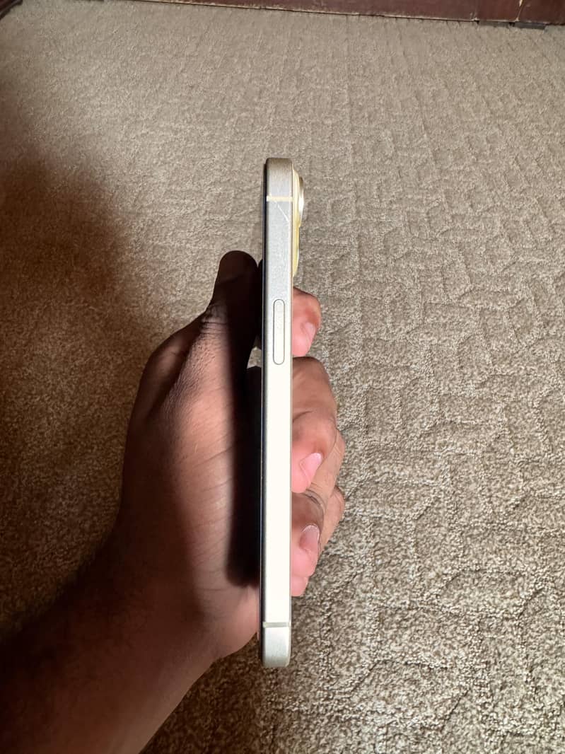 Apple iPhone 15 4