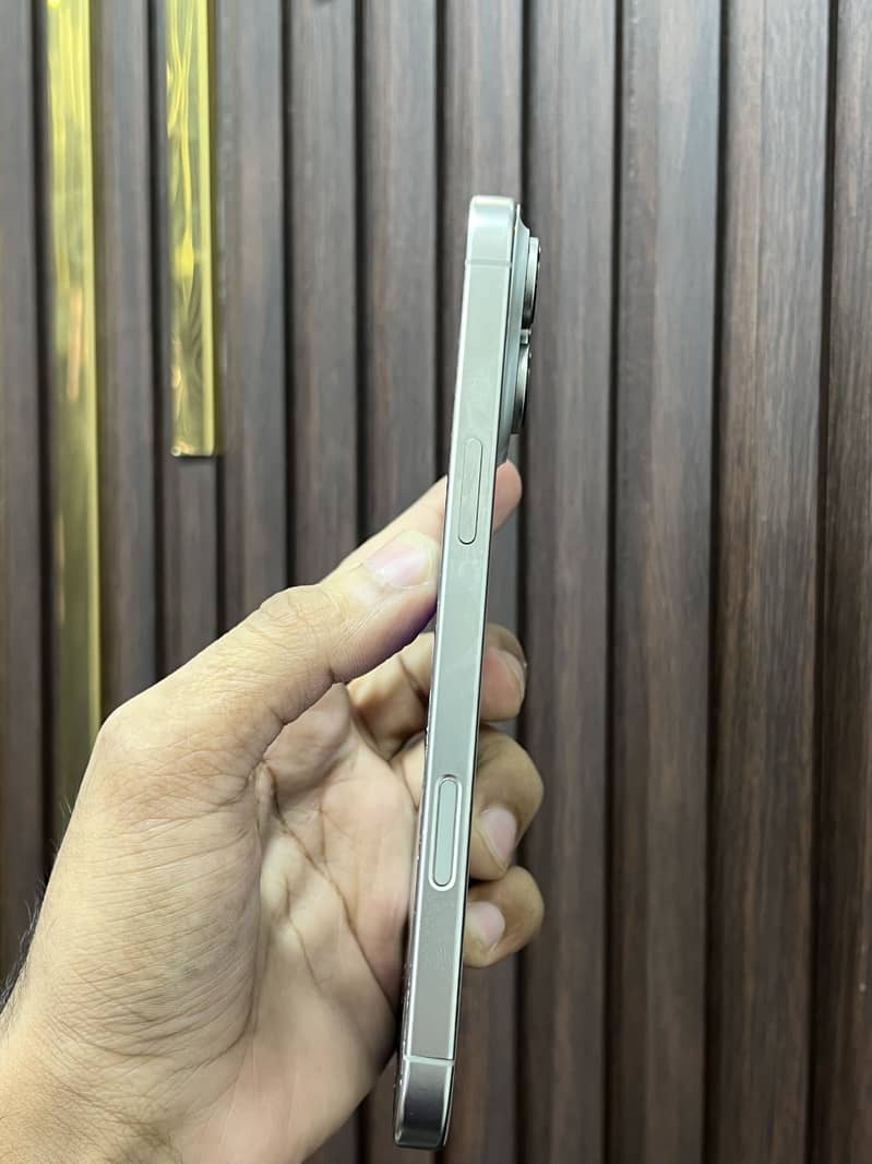 Apple iPhone 16 Pro Max 2