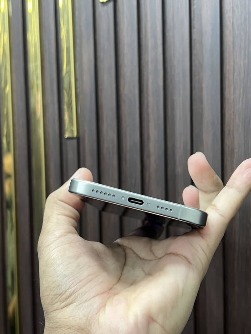 Apple iPhone 16 Pro Max 4