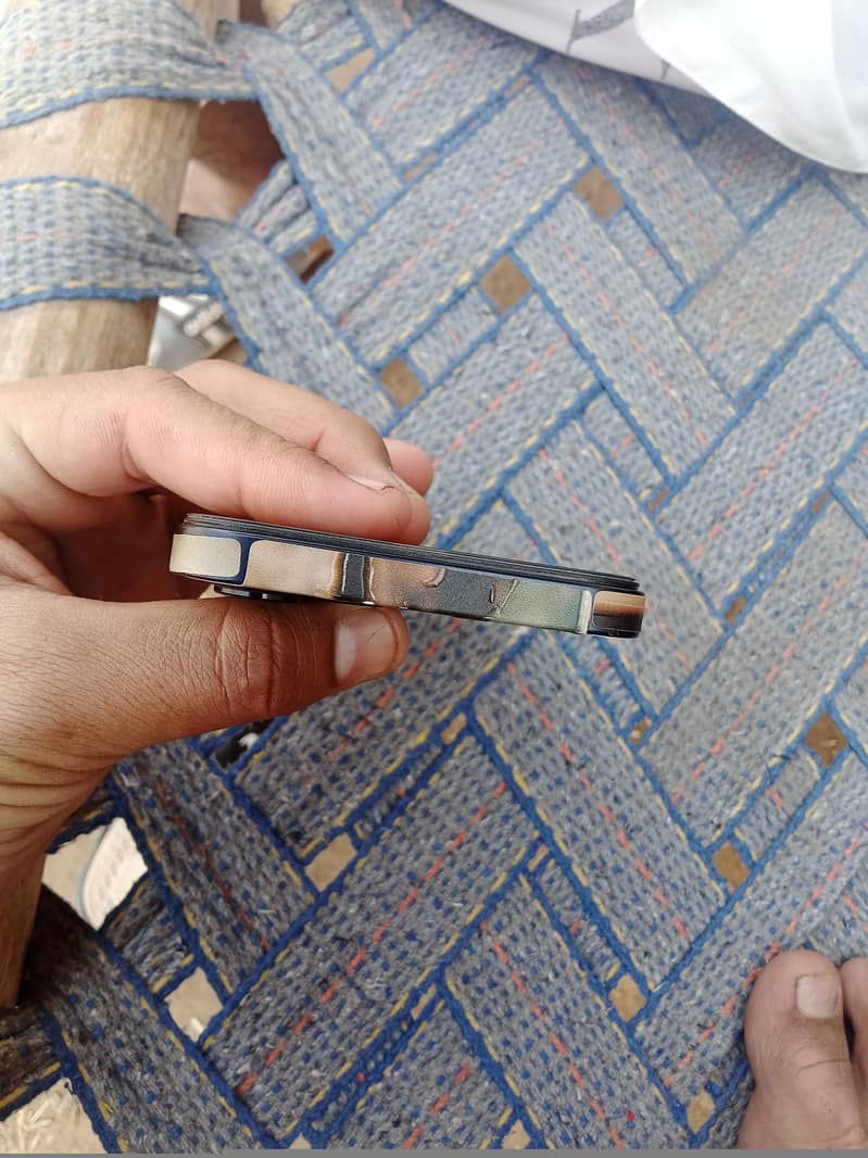 Apple iPhone 12 4