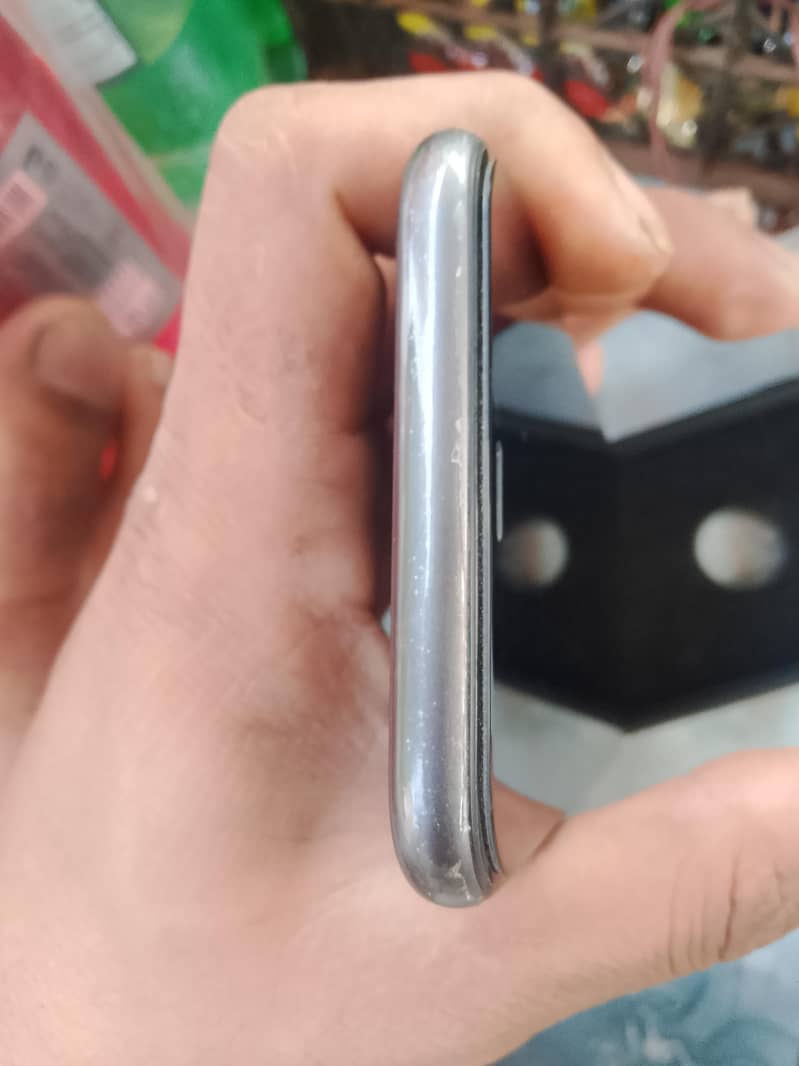 Apple iPhone 11 4