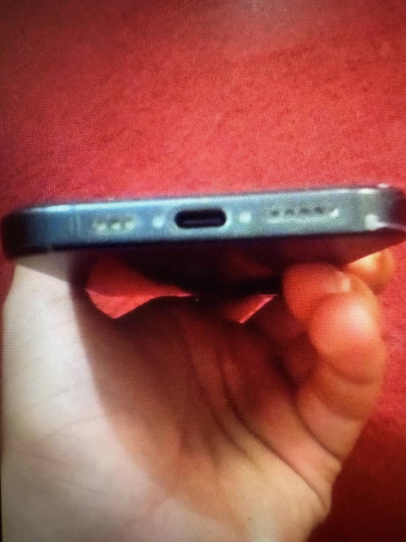 Apple iPhone 16 4