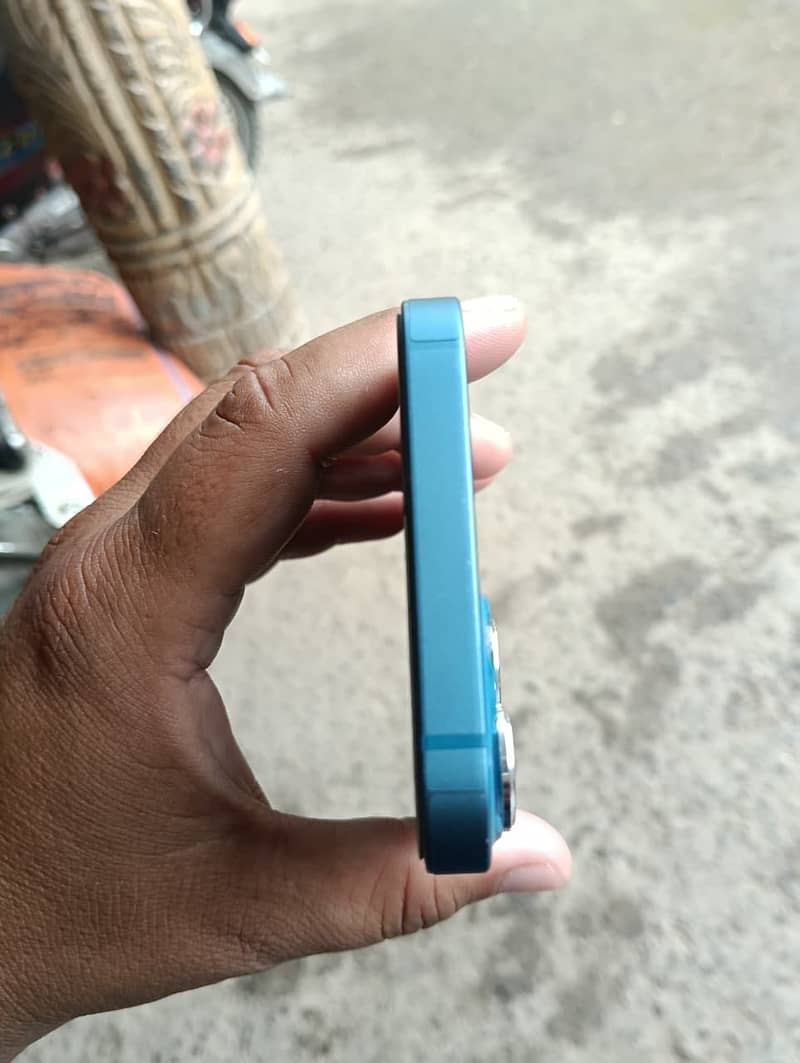 Apple iPhone 13 5