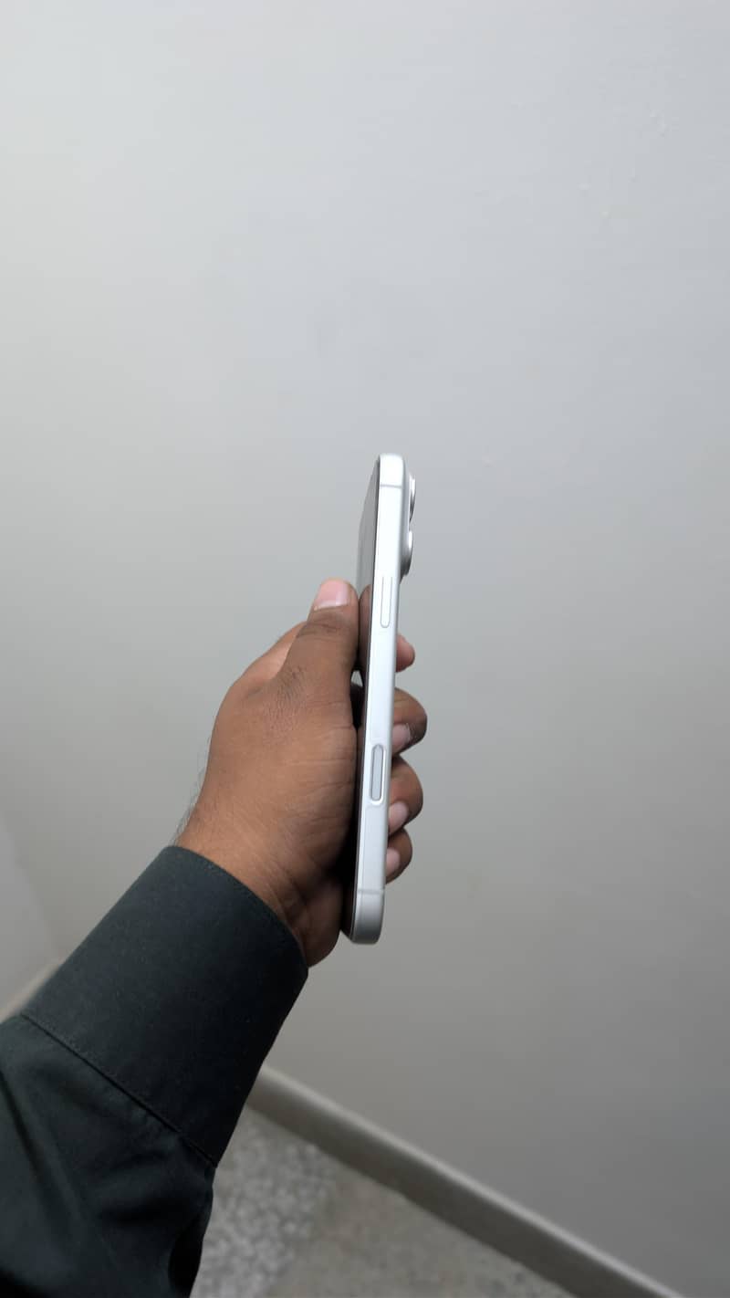 Apple iPhone 17 Pro Max 4