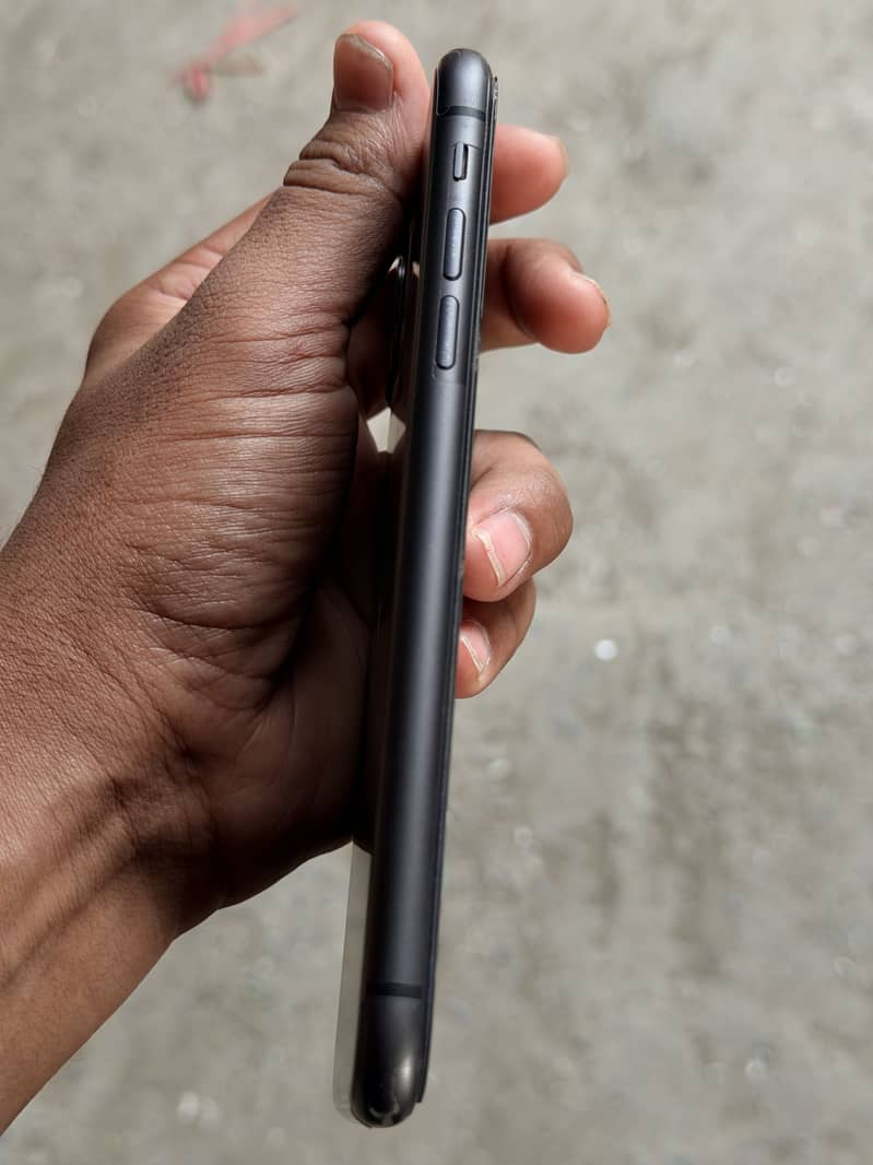 Apple iPhone 11 4