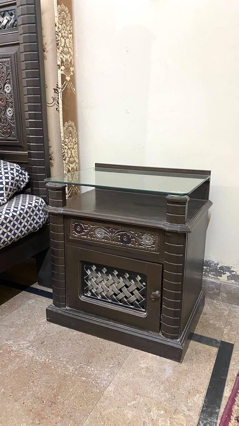 dressing table or 2 side table 2