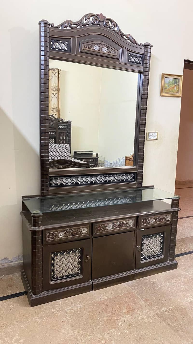 dressing table or 2 side table 3
