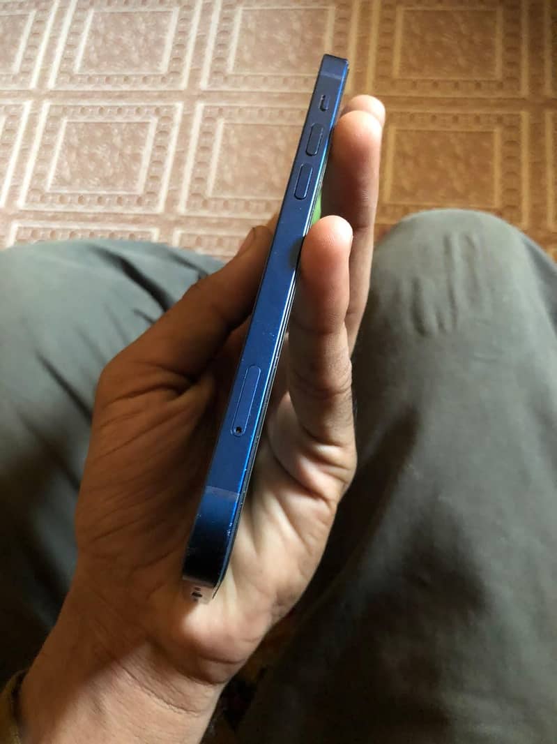 Apple iPhone 12 4