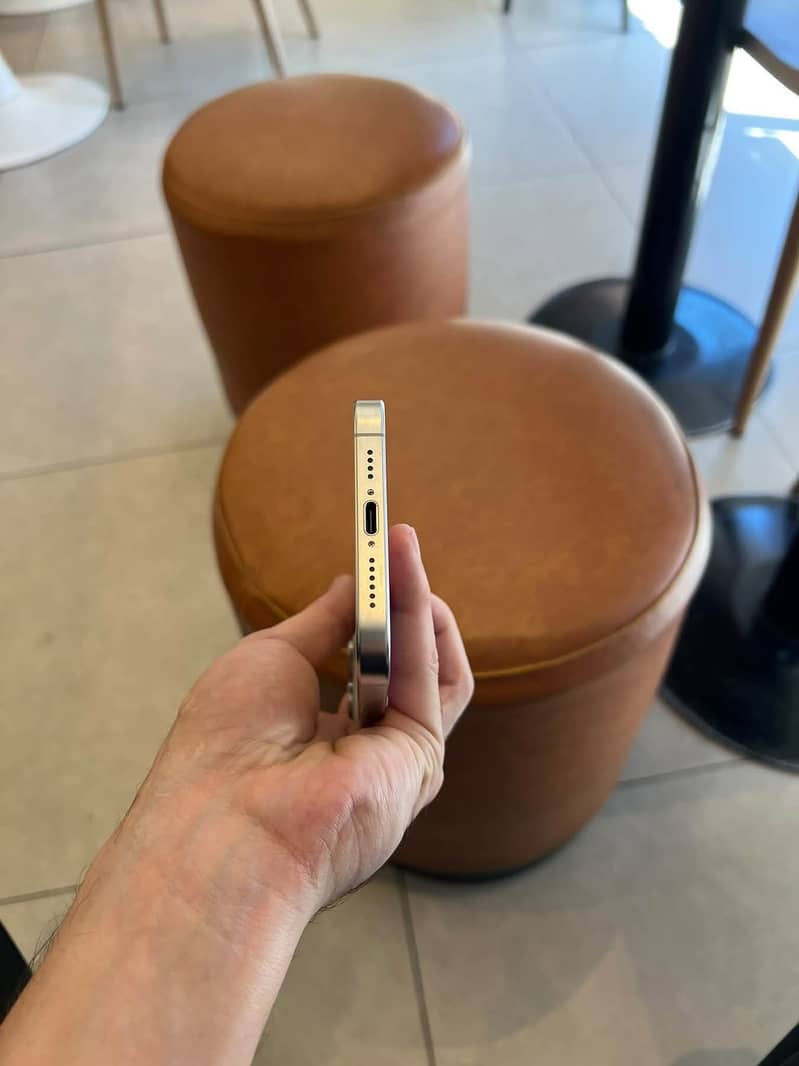 Apple iPhone 15 Pro Max 4