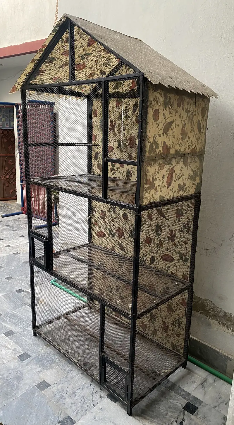 Big Metal Bird Cage with House Roof & 3 Portions – Good Condition — photo 4