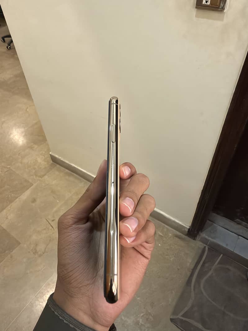 Apple iPhone 11 Pro Max 4