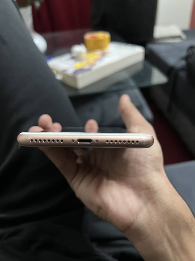 Apple iPhone 8 Plus 4