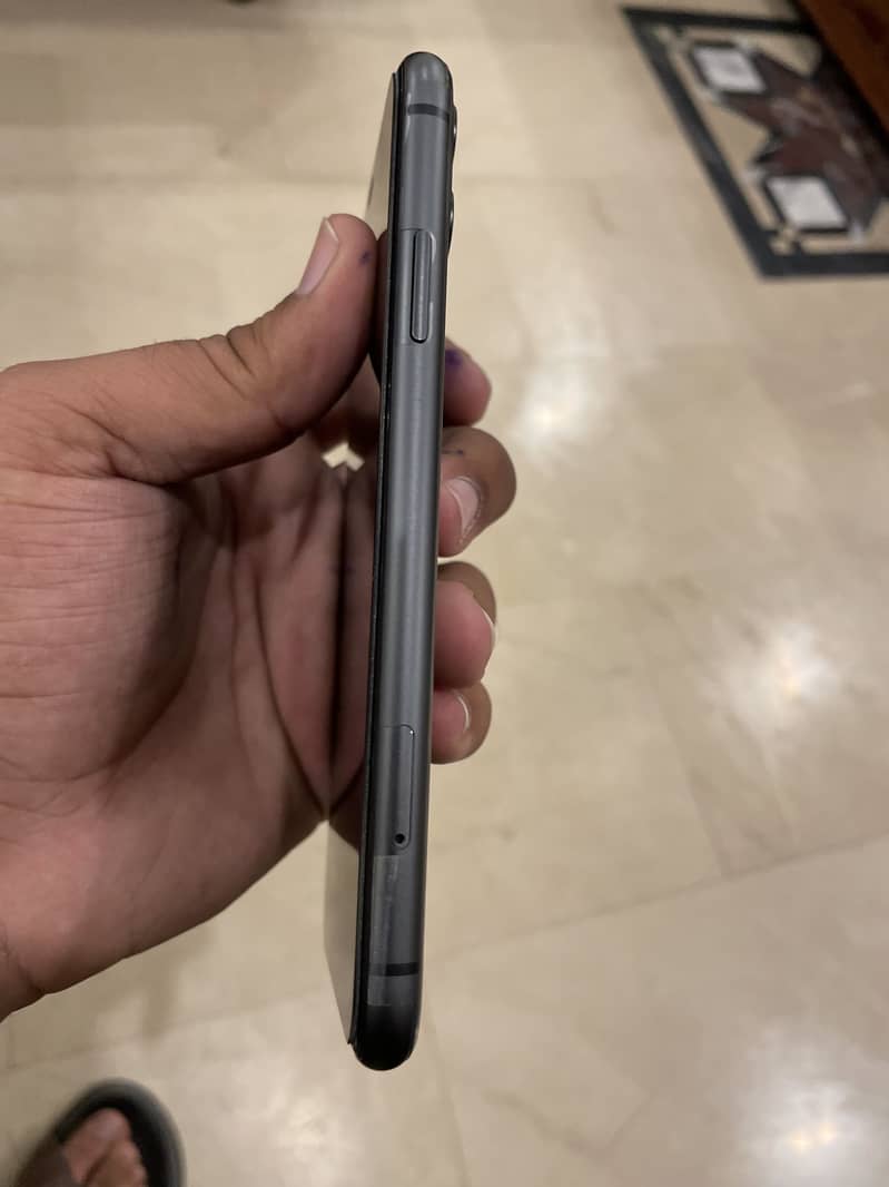 Apple iPhone 11 4