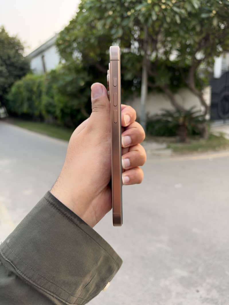 Apple iPhone 16 Pro Max 3