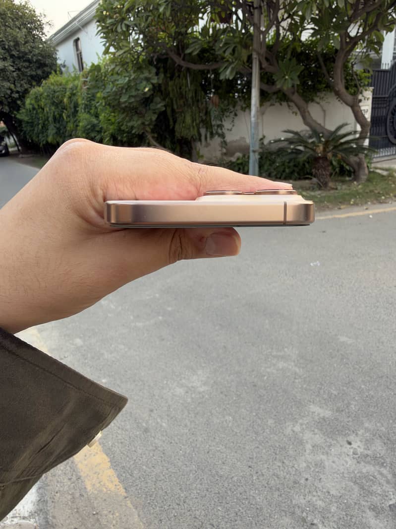 Apple iPhone 16 Pro Max 5