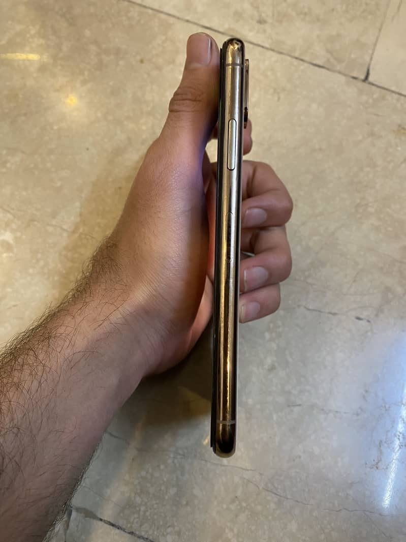 Apple iPhone XS 4