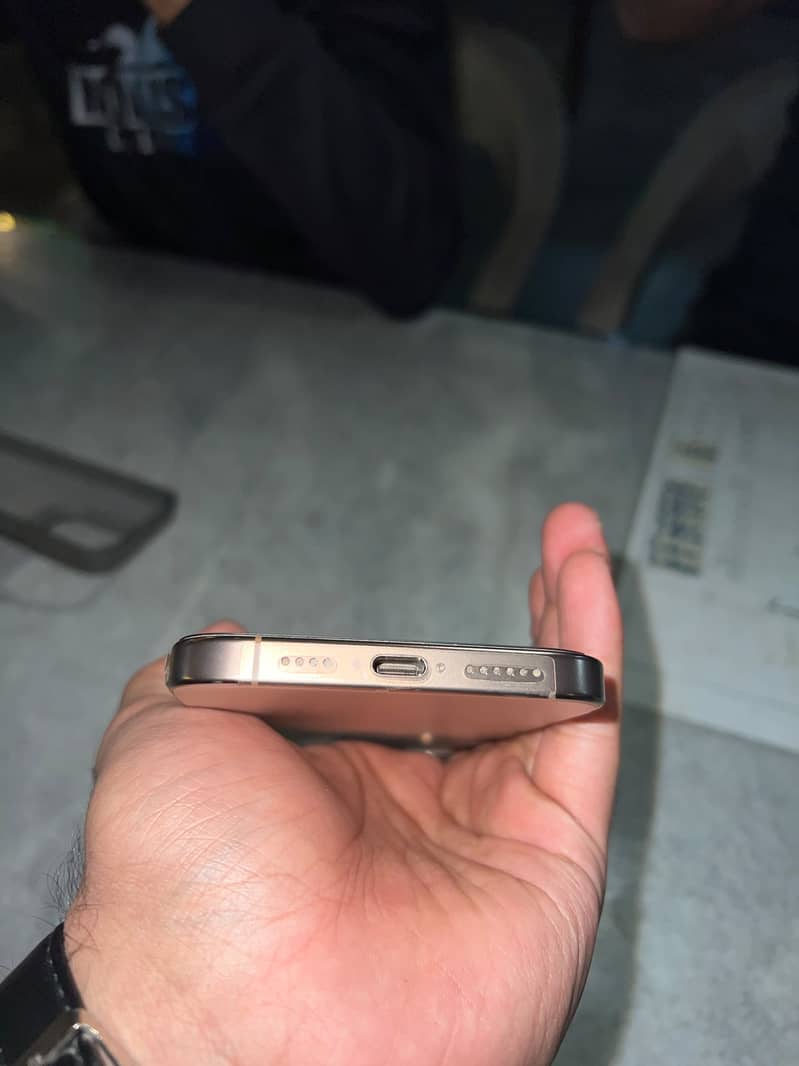 Apple iPhone 16 Pro Max 1