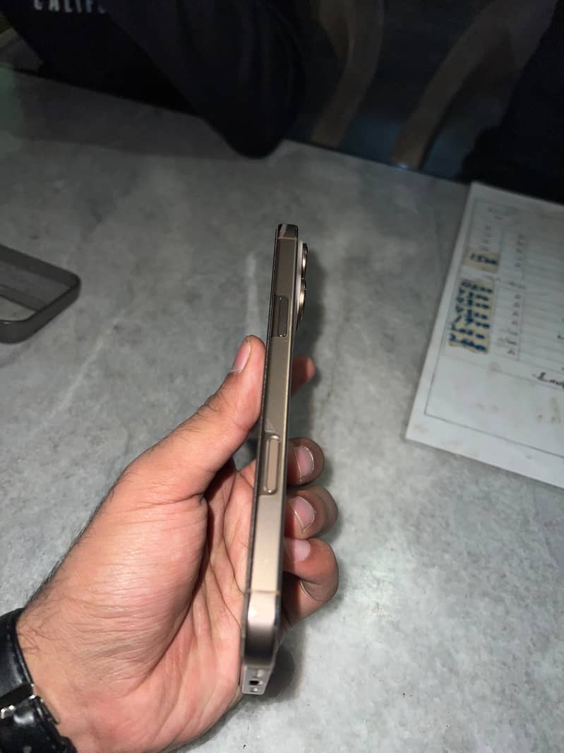 Apple iPhone 16 Pro Max 2