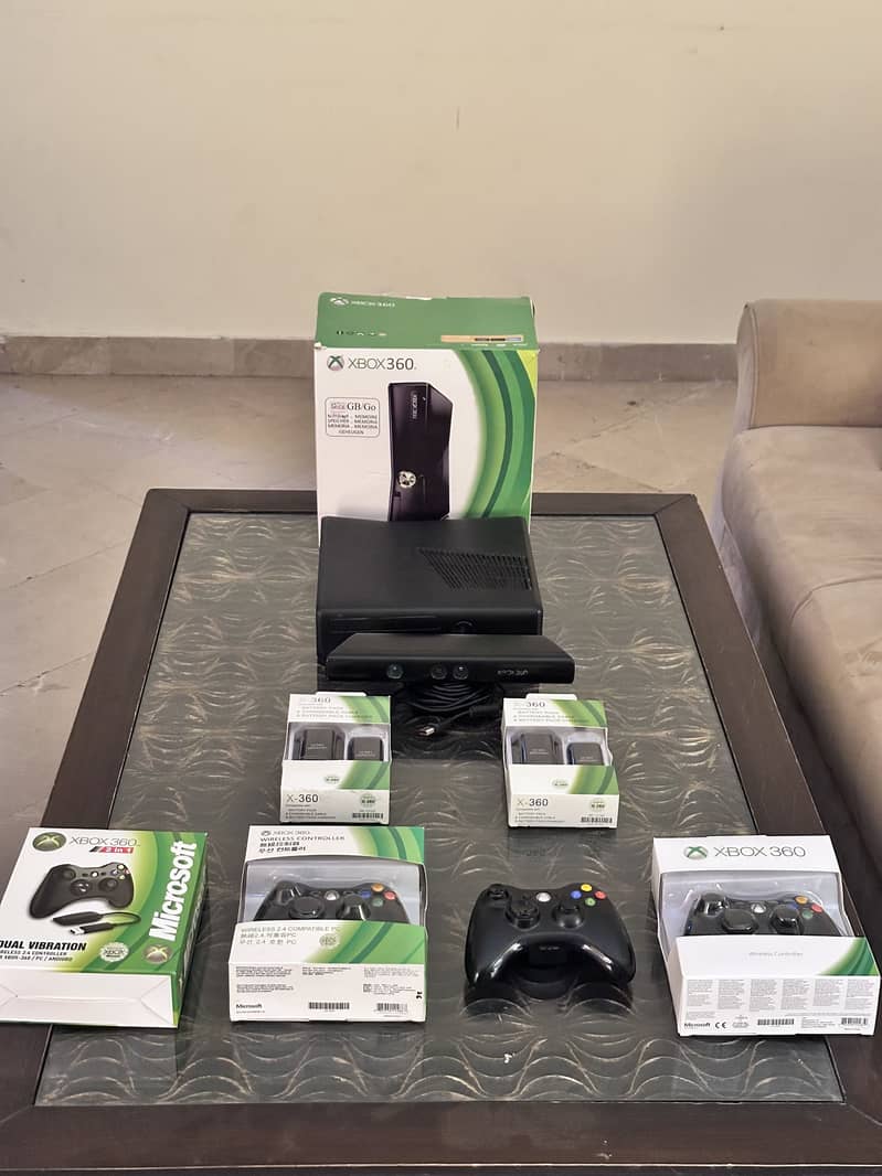 Xbox 360 Slim with multiple accessories 0